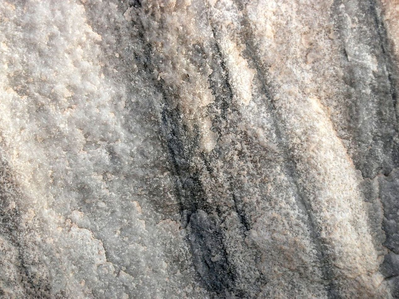 Ustanın uzun tezgahta mermer blok üzerinde çalışması